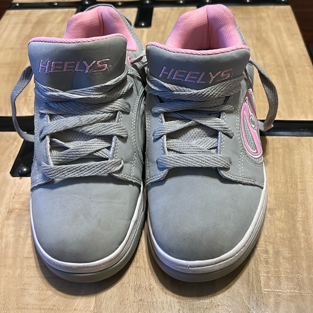 Women’s Heelys size 6 light grey and pink